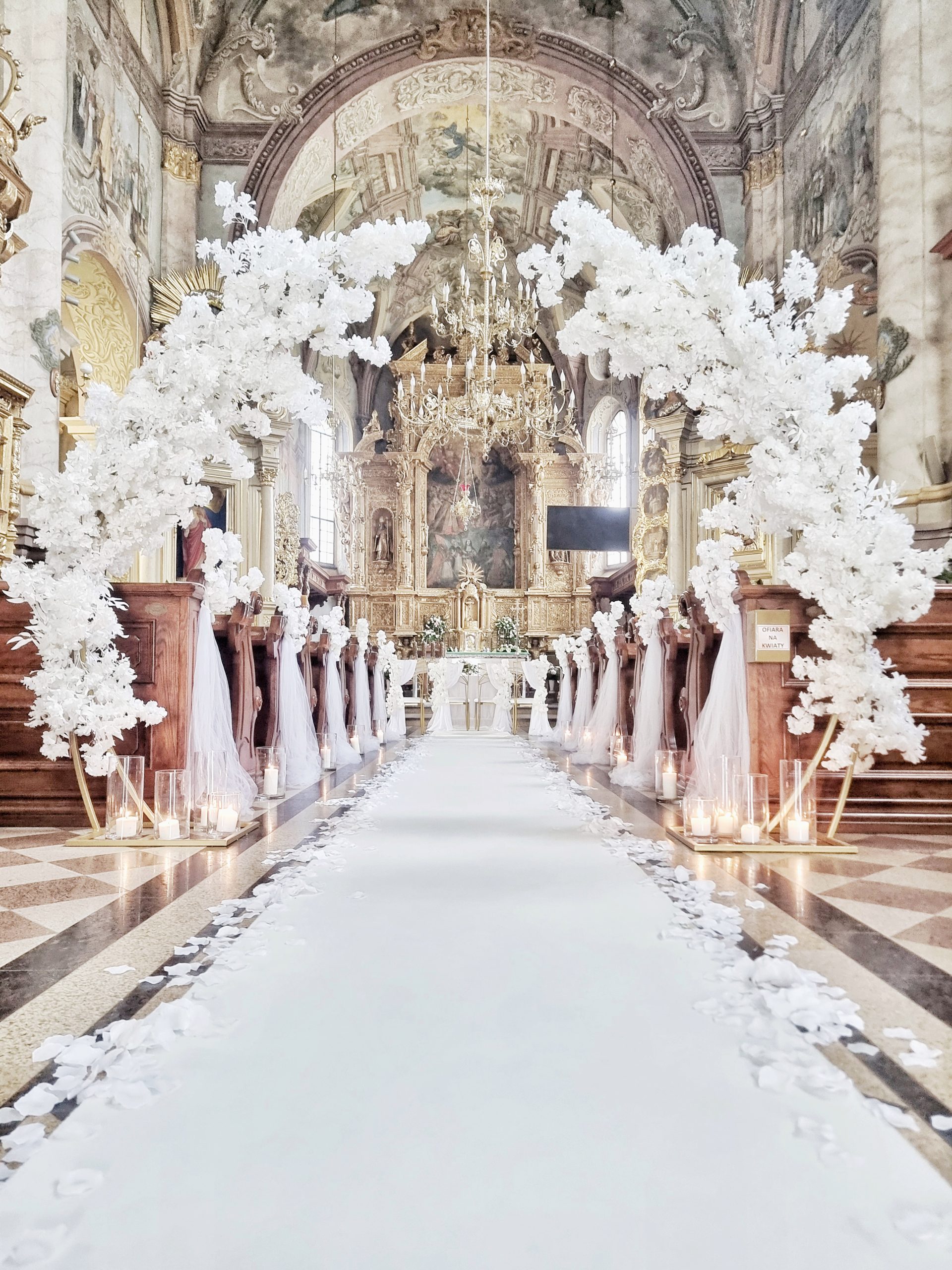 Elegancka dekoracja kościoła Rzeszów